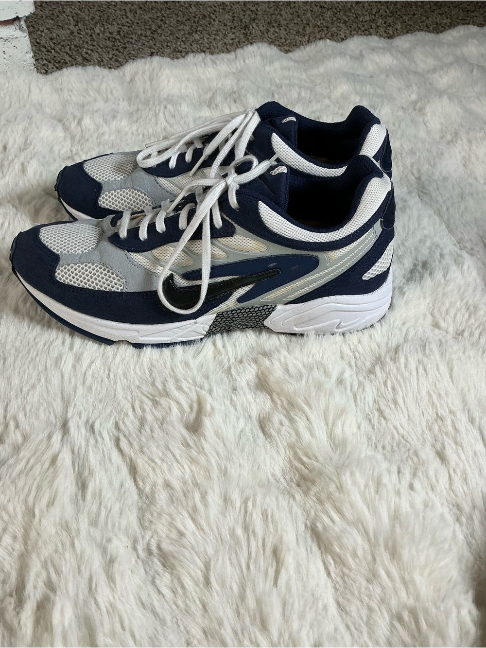 Nike Men's Navy and White Athletic Sneakers with Black Swoosh